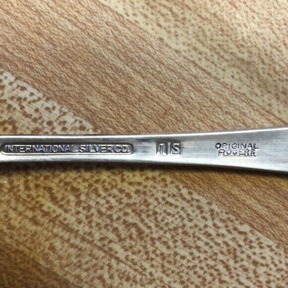 Vintage WM. Rogers Silverplate Cranberry Set Spoon And Plate In Original box - Picture 2 of 2